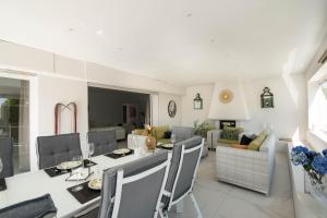 Fotografia z galérie ubytovania Villa encantadora junto a la playa en Los Monteros con seguridad 24 horas v Marbelli