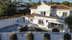 Fotografia z galérie ubytovania Villa encantadora junto a la playa en Los Monteros con seguridad 24 horas v Marbelli