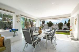 Fotografia z galérie ubytovania Villa encantadora junto a la playa en Los Monteros con seguridad 24 horas v Marbelli