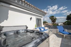 Fotografia z galérie ubytovania Villa encantadora junto a la playa en Los Monteros con seguridad 24 horas v Marbelli