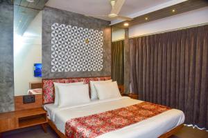 um quarto com uma cama num quarto em Caravan Baga Aqua Resort em Baga