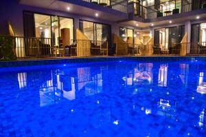 uma grande piscina azul à noite em Caravan Baga Aqua Resort em Baga