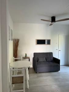 uma sala de estar com um sofá e uma mesa em Apartamentos Cana Sofía em Cala Llonga