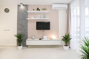 Televízia a/alebo spoločenská miestnosť v ubytovaní Silver Lodge Ezüstpart Apartman
