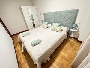 A bed or beds in a room at Apartamento Oviedo Parque del Oeste