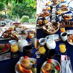 una larga mesa azul con desayuno y bebidas en Douvilla en Douville