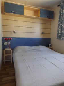 Ένα ή περισσότερα κρεβάτια σε δωμάτιο στο Location mobil home