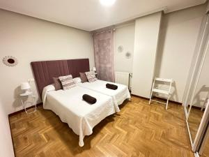 A bed or beds in a room at Apartamento Oviedo Parque del Oeste