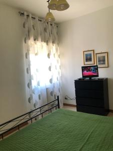 シャッカにあるAppartamento Maranto via Slovenia 12のベッドルーム1室(ベッド1台付)、窓(ノートパソコン付)
