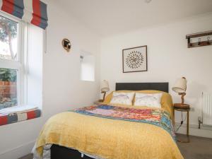 1 dormitorio con 1 cama con manta amarilla en Melvill Lower Deck, en Falmouth