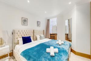 Un dormitorio con una cama grande con dos cruces. en The Princes Residences en Londres