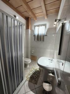 een badkamer met een toilet, een wastafel en een douche bij SWEET HOME- AMPIO BIVANO A 10 MINUTI DALLE SPIAGGE in Quartu SantʼElena
