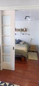 サンティアゴにあるEn el Corazón del Barrio Providencia, tranquilo y confortable departamentoのベッドルーム1室(ベッド1台付)、