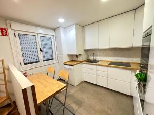 A kitchen or kitchenette at Apartamento Oviedo Parque del Oeste