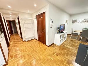 A television and/or entertainment centre at Apartamento Oviedo Parque del Oeste