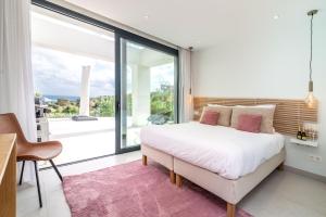Zdjęcie z galerii obiektu 4 BDRM Luxury Retreat w/ Stunning Sea Views w mieście Estepona