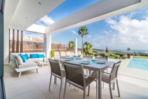 Zdjęcie z galerii obiektu 4 BDRM Luxury Retreat w/ Stunning Sea Views w mieście Estepona