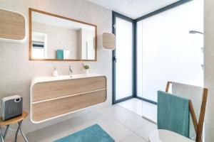 Zdjęcie z galerii obiektu 4 BDRM Luxury Retreat w/ Stunning Sea Views w mieście Estepona