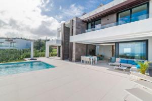 Zdjęcie z galerii obiektu 4 BDRM Luxury Retreat w/ Stunning Sea Views w mieście Estepona