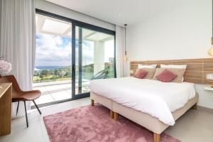 Zdjęcie z galerii obiektu 4 BDRM Luxury Retreat w/ Stunning Sea Views w mieście Estepona
