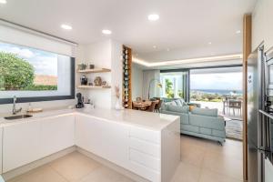 Zdjęcie z galerii obiektu 4 BDRM Luxury Retreat w/ Stunning Sea Views w mieście Estepona