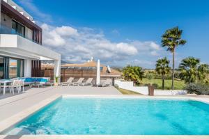Zdjęcie z galerii obiektu 4 BDRM Luxury Retreat w/ Stunning Sea Views w mieście Estepona