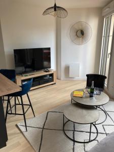 Телевизия и/или развлекателен център в Nice and quiet 40m in Courbevoie with parking