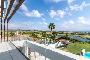 Zdjęcie z galerii obiektu 4 BDRM Luxury Retreat w/ Stunning Sea Views w mieście Estepona