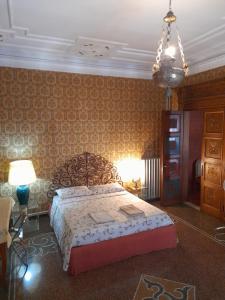 - une chambre avec un grand lit dans l'établissement Le Stanze del Notaio, à Gênes