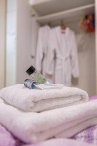 een stapel handdoeken met een tandenborstel en een badjas bij Anna's House in Komotini