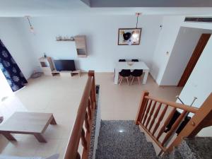 uma vista aérea de uma sala de estar com uma mesa e cadeiras em COSTA NORTE VINAROS em Vinarós