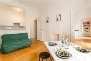 巴黎的住宿－SLEEPOO - Paradise 6，客厅配有绿色沙发和桌子