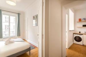 巴黎的住宿－SLEEPOO - Paradise 6，白色的客房设有床和窗户。