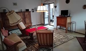 uma sala cheia de móveis e uma mesa vermelha em ciao-aschau FeWo Volkmann em Aschau