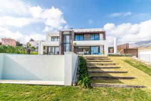 Zdjęcie z galerii obiektu 4 BDRM Luxury Retreat w/ Stunning Sea Views w mieście Estepona