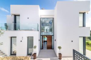 Zdjęcie z galerii obiektu 4 BDRM Luxury Retreat w/ Stunning Sea Views w mieście Estepona