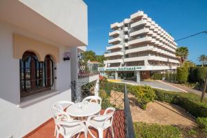 a balcony with a table and chairs and a building at Bungalows Aparto Residence Galetamar in Calpe