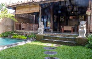 una casa con giardino e piscina di Tano Home Villas ad Ubud