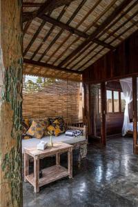 una camera con divano e tavolo di Tano Home Villas ad Ubud