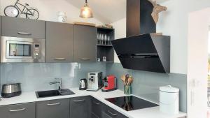 cocina con fregadero y microondas en Le Refuge, 2 personnes, 4 étoiles tout confort en Annecy-le-Vieux