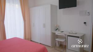 een slaapkamer met een bureau, een bed en een tafel bij B&B Armonia Vieste in Vieste