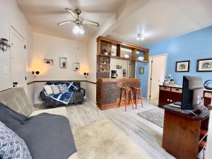 uma sala de estar com um sofá e uma televisão em Apartamento c/LAREIRA CONDOMÍNIO, próx LAGO NEGRO em Gramado