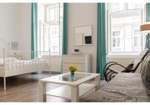 sala de estar con sofá y mesa en Elegant 1BR Apt. - Great for Long Stays, en Viena