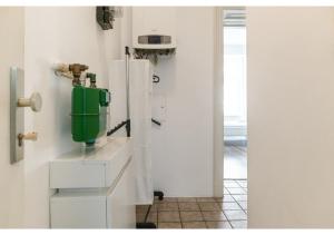 una cocina con un aparato verde en una encimera en Elegant 1BR Apt. - Great for Long Stays, en Viena