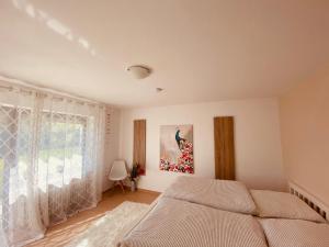 Schlafzimmer mit einem Bett und einem Fenster in der Unterkunft Ferienwohnung Elisa in Tiefenbach