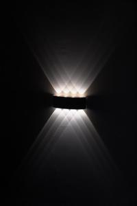 una luz en una habitación oscura con un rayo de luz en Beit-sitti en ‘Akko
