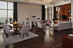 Ruang duduk di Best Plaza West Bay Hotel
