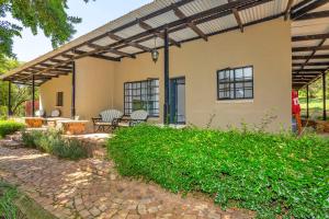 un patio de una casa con techo en Teak Place Guest Rooms, en Krugersdorp