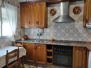 kuchnia ze zlewem i kuchenką górny piekarnik w obiekcie Casa Noria w mieście Conil de la Frontera
