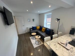 uma sala de estar com um sofá e uma mesa em Corner Stone House - Apartment 1 em Great Yarmouth